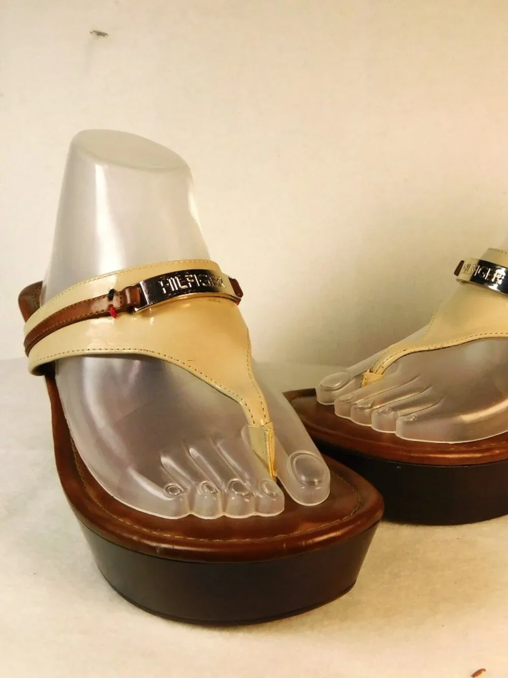 Tommy Hilfiger Siesta Women's 8 Platform Wedge Flip Flops Brown/Cream/Gold Logo